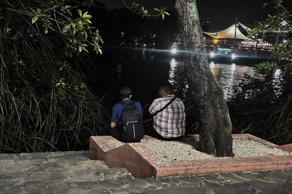 Ciudadanos se reúnen al pie del manglar para concretar posibles encuentros sexuales.