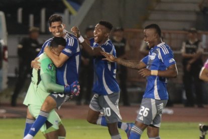 Los jugadores de Emelec felicitan al portero Pedro Ortiz, quien fue figura en la clasificación a las semifinales de la Copa Ecuador.