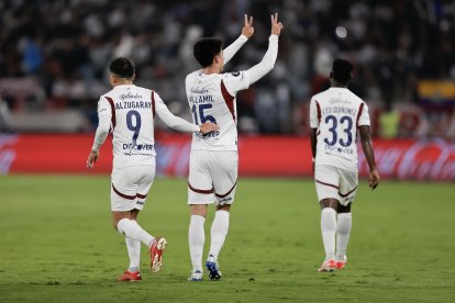 Gabriel Villamíl de LDU Quito celebra un gol en un partido de semifinal de la Copa Libertadores entre LDU Quito y Palmeiras en el estadio Rodrigo Paz Delgado.