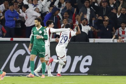 Villamil y Ramírez celebran uno de los goles de Liga de Quito. Al final Ramírez fue expulsado.
