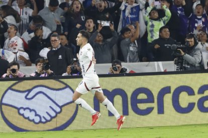 Lisandro Alzugaray celebras tras anotar por la vía del penal el segundo de los tres goles con los que Liga goleó a Palmeiras.