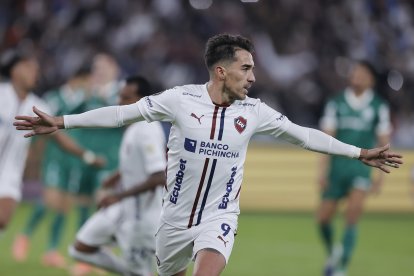 Lisandro Alzugaray de LDU Quito celebra su gol ante Palmeiras en el estadio Rodrigo Paz Delgado.