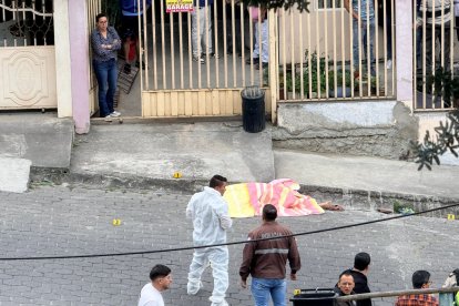 El cuerpo de la mujer quedó tendido en la calzada.