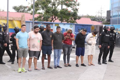 Una parte de los detenidos fueron trasladados hacia el cuartel modelo de la Policía Nacional, en Guayaquil, a la espera de una audiencia.
