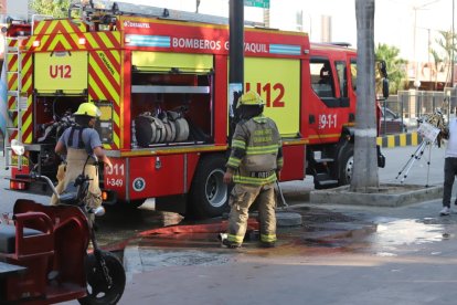 Bomberos llegaron a atender la emergenca en el centro de Guayaquil.