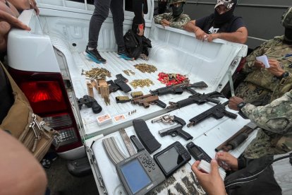 La operación militar y policial permitió el decomiso de armas, droga, motores fuera de borda y demás