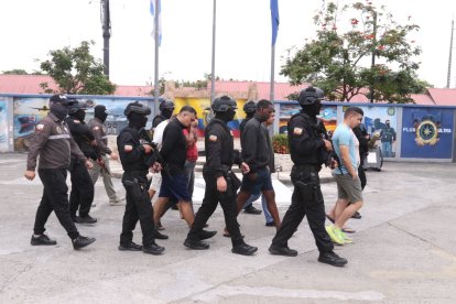 Varios detenidos fueron llevados hacia el cuartel modelo de la Policía Nacional.