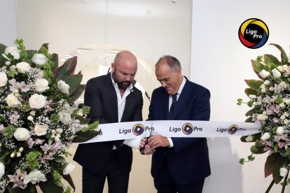 Miguel Ángel Loor y Javier Tebas, presidente de LaLiga española, cortan la cinta durante la inauguración de la LigaPro, en 2018.