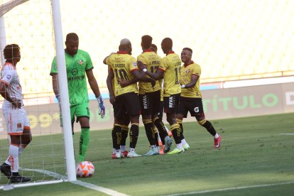 El festejo del Barcelona con el gol de Jhonny Quiñónez ante Libertad.