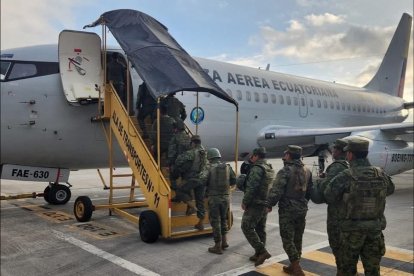 Personal del Ejército ecuatoriano aborda un avión de la Fuerza Armada que tendría por destino Guayaquil.