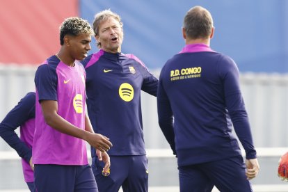 SANT JOAN DESPÍ (BARCELONA) 25/10/2025.- El segundo entrenador del FC Barcelona, Marcus Sorg (c) conversa con el delantero Lamine Yamal (i) durante el entrenamiento del primer equipo del FC Barcelona en las instalaciones de Sant Joan Despí, Barcelona, este sábado, previo al partido de la décima jornada de LaLiga contra el Real Madrid de mañana. EFE/ Quique García