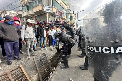 Horas después del anuncio gubernamental y de la CONAIE del levantamiento del paro, policías quitaron las barricadas formadas por los manifestantes.