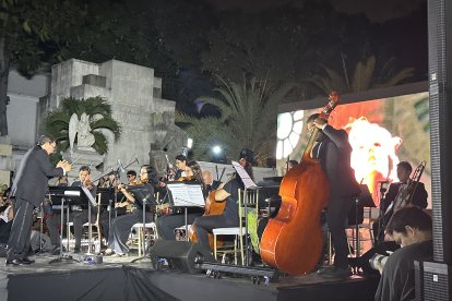 La orquesta sinfónica estuvo dirigida por el maestro Patricio Jaramillo.