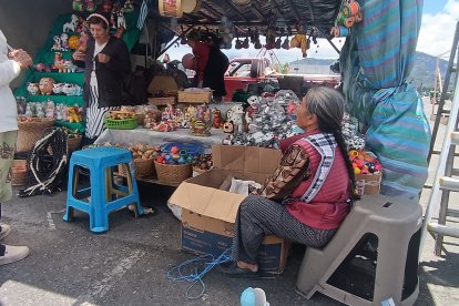 Bertha Morales aseguró que le robaron tres cartones con artesanías dentro de la feria en Shuyurco, sur de Ambato.