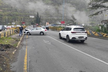 Un choque se registró en la avenida Simón Bolívar, sector de Guápulo.