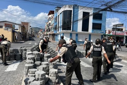 La ciudad de Otavalo estuvo asediada por los manifestantes, quienes pararon muros con adoquines para impedir el comercio.