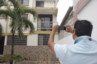 El inmueble donde se desarrollaron los hechos ha generado la curiosidad de residentes y visitantes.