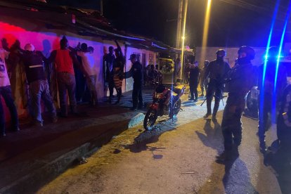 Agentes de la Policía Nacional realizan un operativo en el sector Nueva Esperanza tras el crimen de "Nobita".