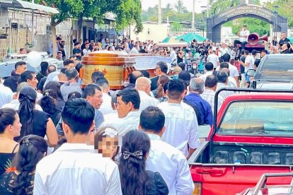 Uno de los días más tristes para Rocafuerte se dio este lunes. Siete ataúdes recorrieron las calles