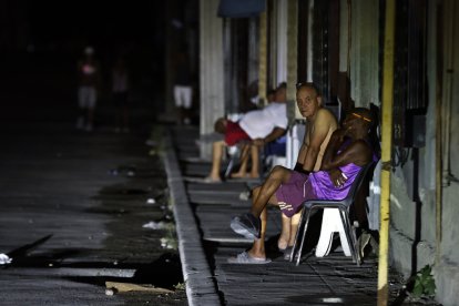 Ciudadanos cubanos buscan las veredas para escapar de la oscuridad y el calor.