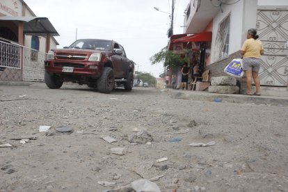 En Puente Lucía no existe ni una calle en buenas condiciones. La mayoría están llenas de baches y piedras de diversos tamaños.