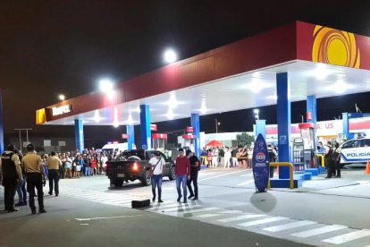 En este lugar del cantón Salinas se produjo el triple asesinato, las víctimas quedaron dentro de la camioneta donde viajaban