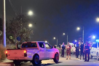 En la vía Manta- San Mateo, el ataque contra los ocupantes de una camioneta, dejó como saldo una persona fallecida y otra herida