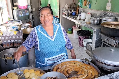 Doña Carmen Palate vende la tradicional morcilla, en Picaihua, Ambato.
