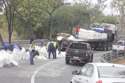 Uno de los accidentes fue provocado por un camión que transportaba sal.