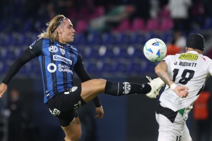 Claudio Spinelli (i) será la referencia en el ataque de IDV en su visita al Atlético Mineiro.