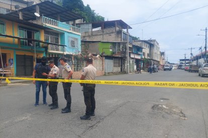 Personal de la Policía Nacional acordonó la zona para recoger los indicios que ayuden a resolver el caso.