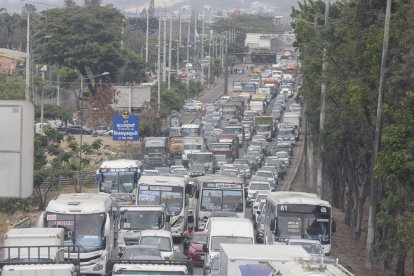 La vía a la costa colapsó: vehículos livianos y pesados quedaron atrapados e invadieron la calzada