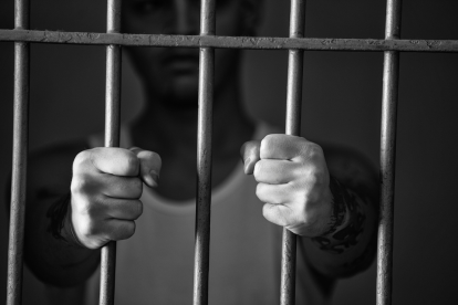 'Pitote' en Inglaterra por intimidad entre funcionaria de cárcel y recluso.