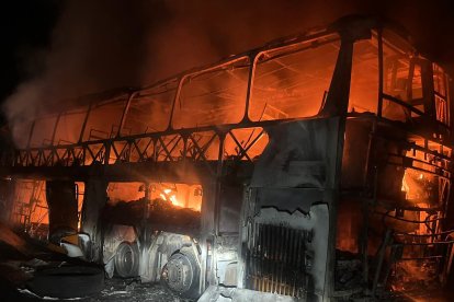 Totalmente destruido quedó el bus disco 915 de la cooperativa Trans Esmeraldas tras el incendio que consumió toda la estructura del vehículo.