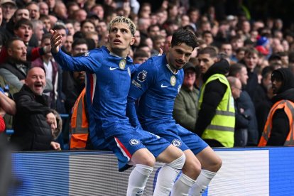El argentino Alejandro Garnacho (i) festeja un gol con los Blues.