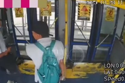 Los asaltantes apuntaron en varias ocasiones al conductor para que detenga la marcha de la autobús.