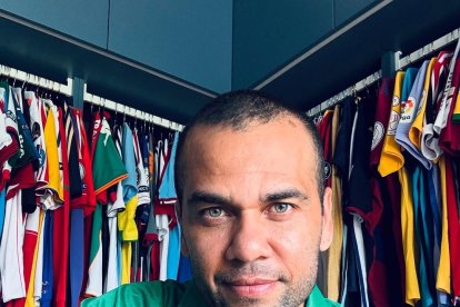 Dani Alves renace: su testimonio de fe conmueve al mundo del fútbol.