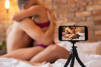 La mujer de la historia en cuestión, habría tenido contenido para adultos en su celular.