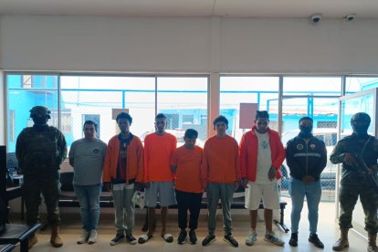 La banda presuntamente coordinaba delitos desde la cárcel de El Inca, en Quito.