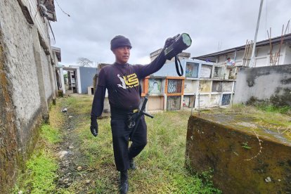 Mini Ramón Santana, el guardián del silencio en el Cementerio de Quinindé, les pide a los fallecidos que lo cuiden.