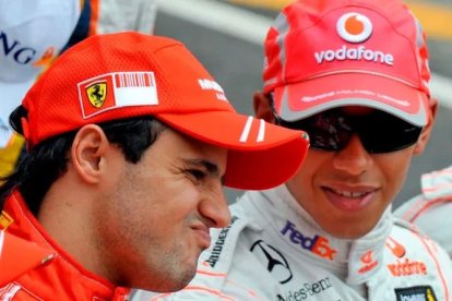 Felipe Massa (i) y Lewis Hamilton (d) durante la temporada 2008 de la Formula 1. El britanico se coronaría campeón esa temporada.