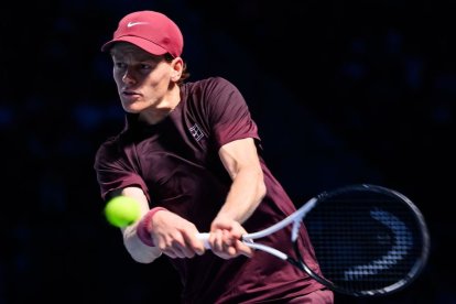 Jannik Sinner venció a Zizou Bergs 6-4 y 6-2, y pasó de ronda Masters 1.000 de París.