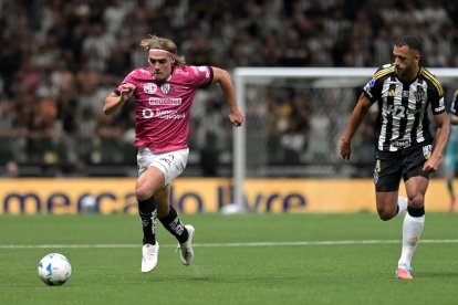 AME2925. BELO HORIZONTE (BRASIL), 28/10/2025.- Vitor Hugo (d) de Atlético Mineiro disputa en balón con Claudio Spinelli (i) de Independiente del Valle este martes, durante un partido de semifinal por la Copa Sudamericana entre Atlético Mineiro e Independiente del Valle en el estadio Arena MRV, en Belo Horizonte (Brasil). EFE/ Joao Guilherme Arenazio