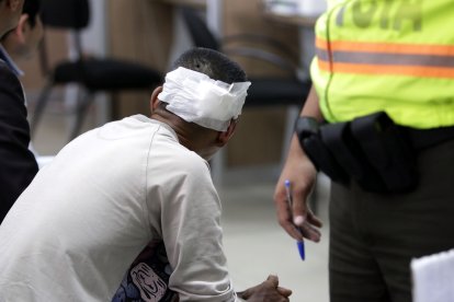 La presunta víctima habría sido rociada con gas pimienta y golpeada con puntapiés.