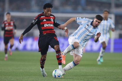 Gonzalo Plata (izq.) en el partido contra Racing, con Flamengo.