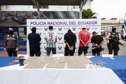 Cinco personas fueron detenidas durante el operativo.