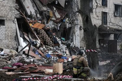 Edificios residenciales gravemente afectados por el impacto de misiles rusos en Ucrania.