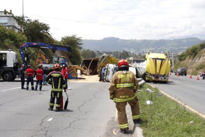 Bomberos acudieron al lugar del accidente para atender la emergencia.