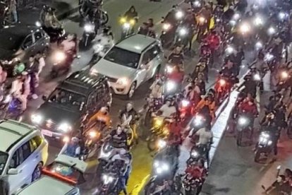 En años anteriores, conductores de carros y motos han salido a circular por las calles de la ciudad.