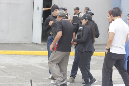 El adulto mayor se reunió con su familia tras su liberación.